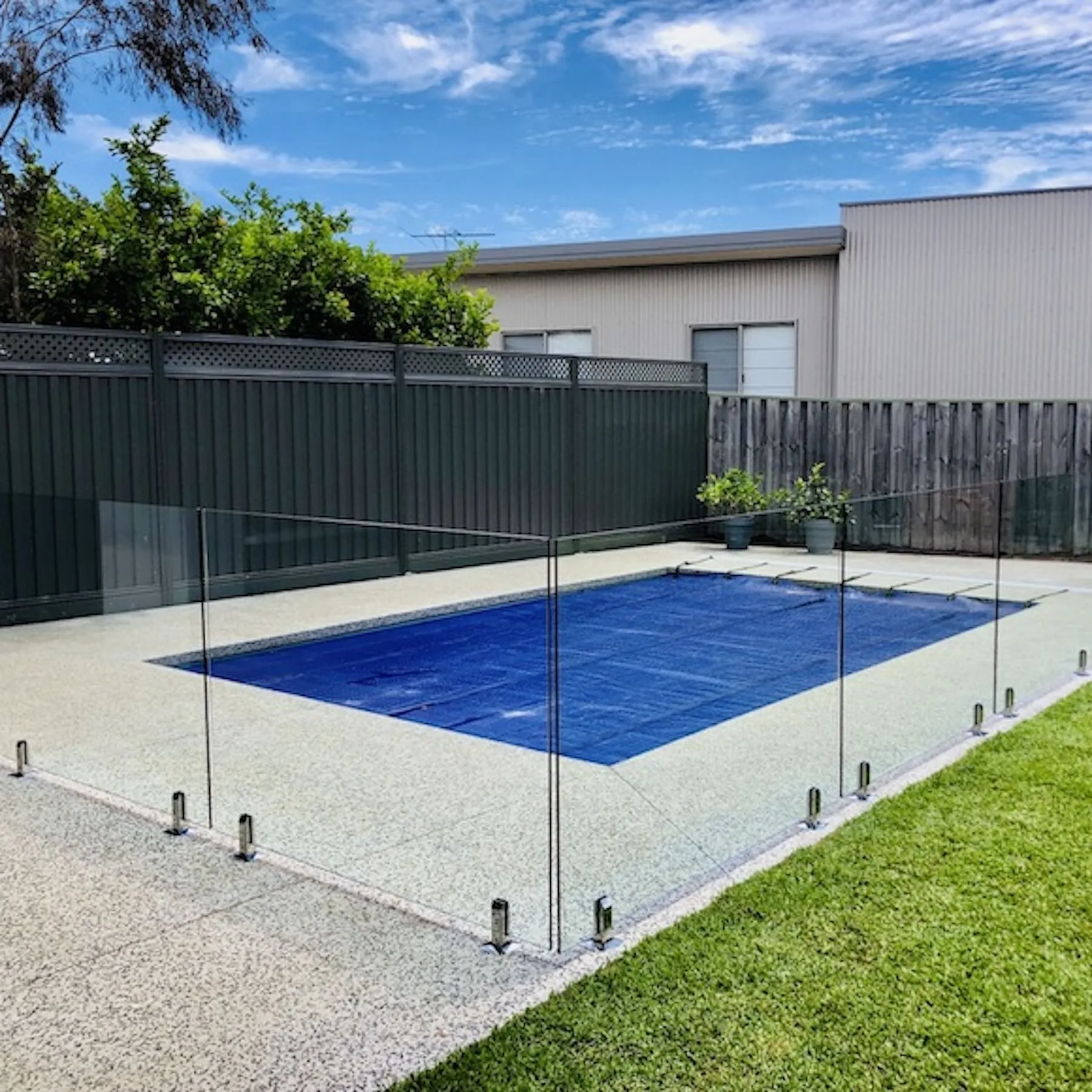 Why Glass Is the Right Fit for Your Pool